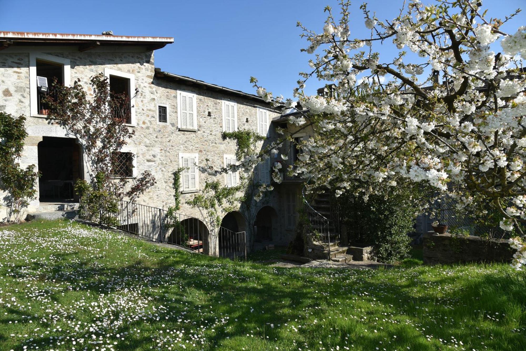 Villa Piano Nobile Al Roseto Del Drago San Bernardo  Esterno foto